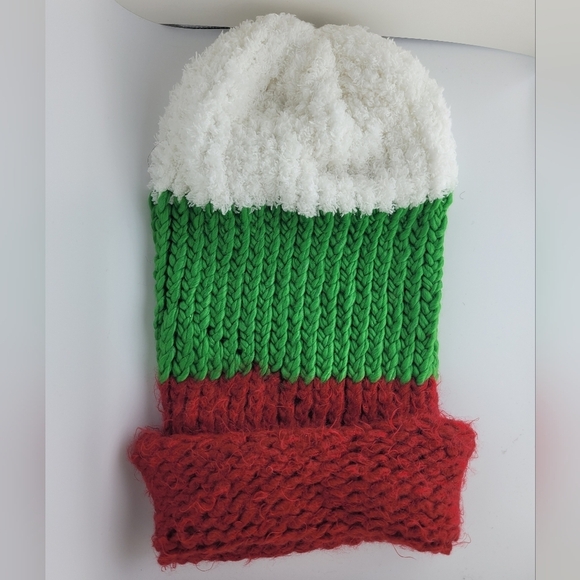 Hand Crafted Women's Mixed Red White Green Blend Knit Beanie NEW - Picture 1 of 3